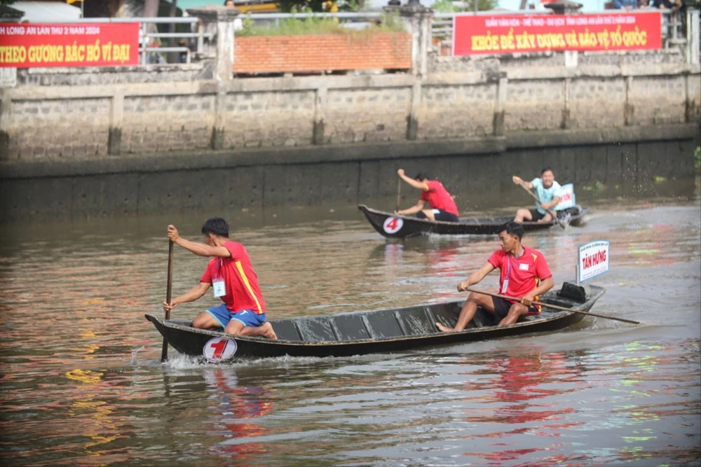 đua xuồng ba lá.JPG