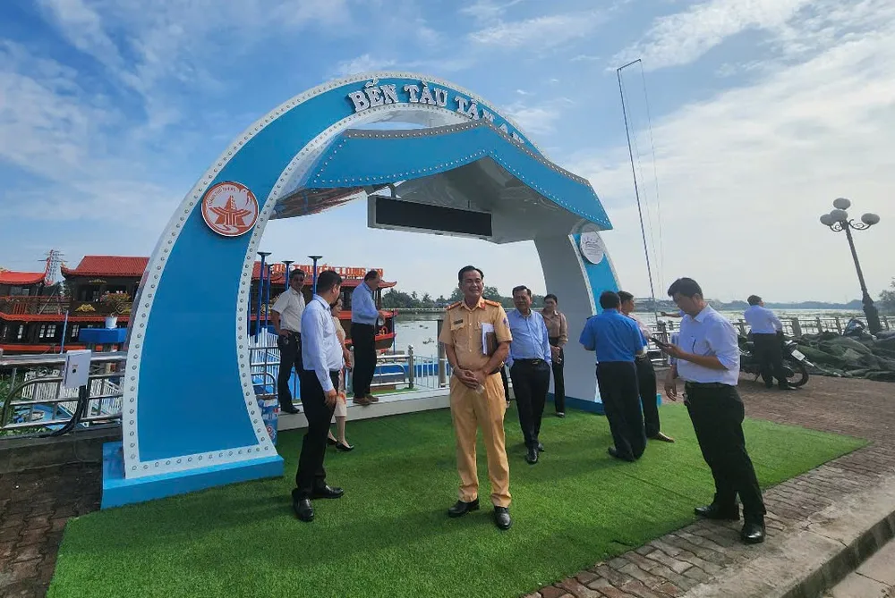 Du thuyền neo đậu (2).jpg