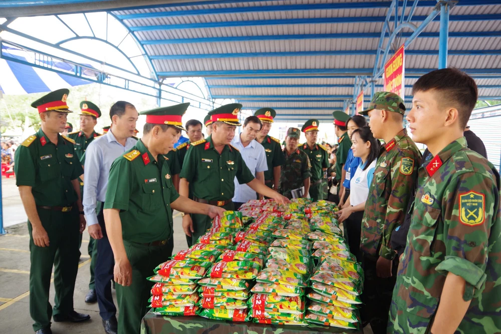 hiên chợ nghĩa tình Quân – Dân (2).jpg