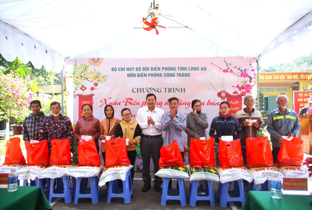 Xuân biên phòng ấm lòng dân bản 1.JPG