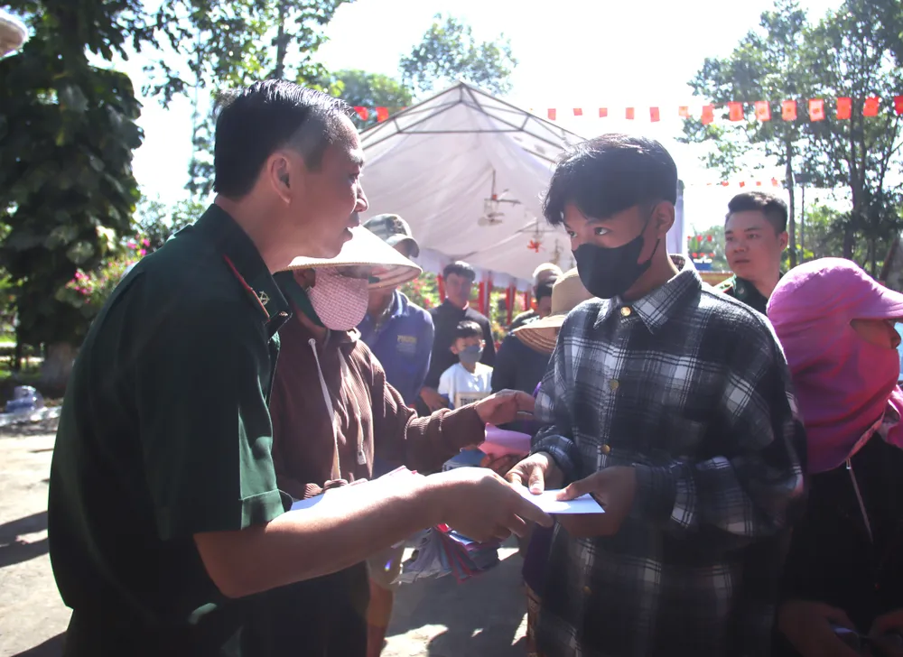 Xuân biên phòng ấm lòng dân bản 11.JPG