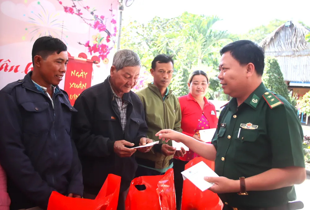 Xuân biên phòng ấm lòng dân bản 2.JPG