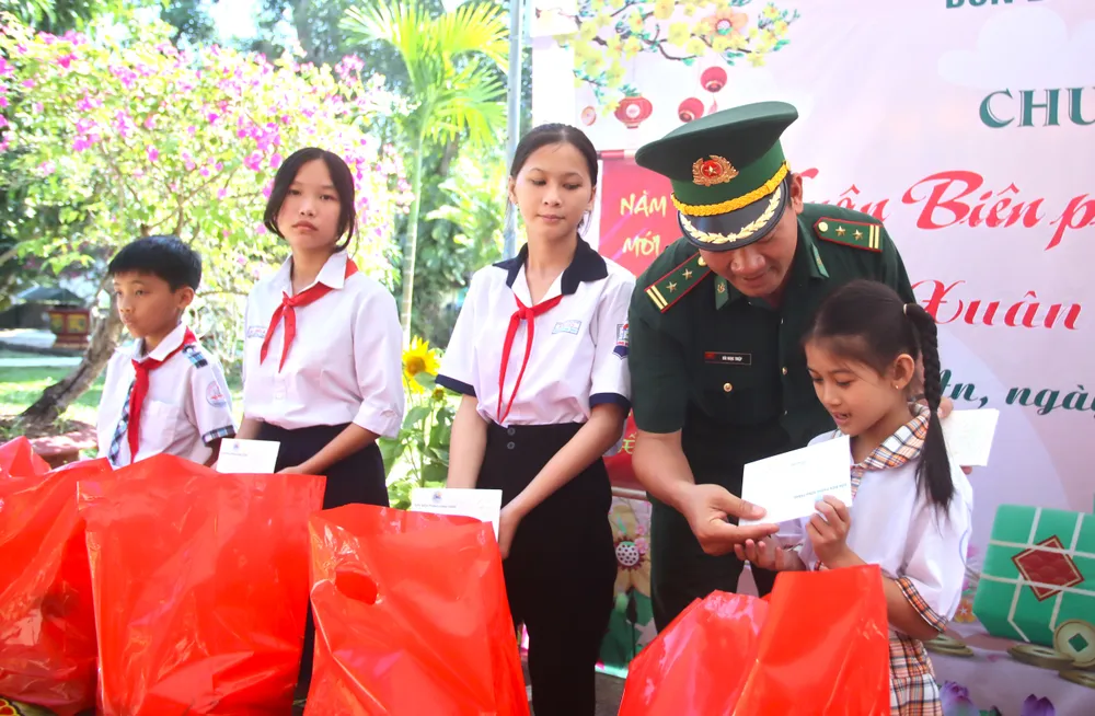 Xuân biên phòng ấm lòng dân bản 3.JPG