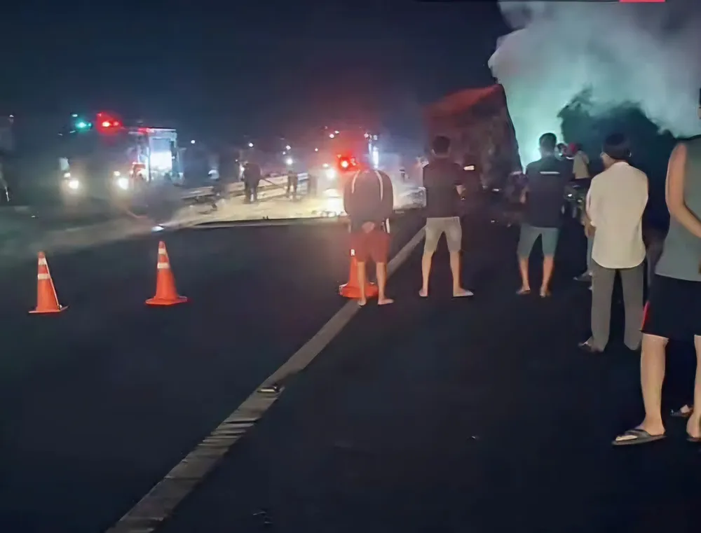 xe tải bốc cháy 2.jpg