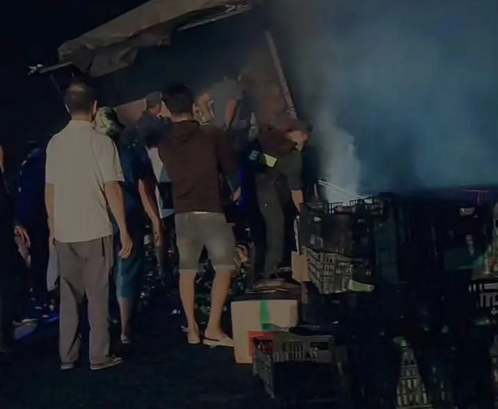 xe tải bốc cháy.jpg