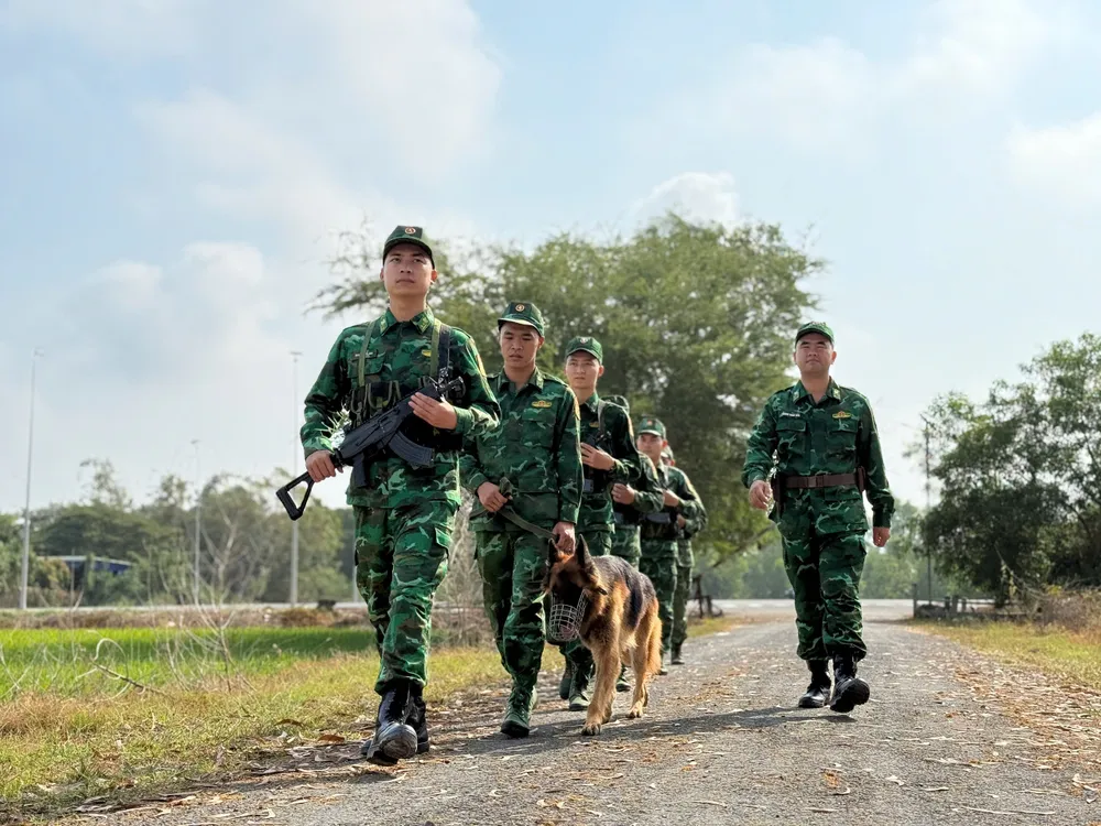 Bộ đội Biên phòng Tây Ninh ngày đêm tuần tra bảo vệ biên giới. Ảnh: HD lính quân hàm xanh.jpg