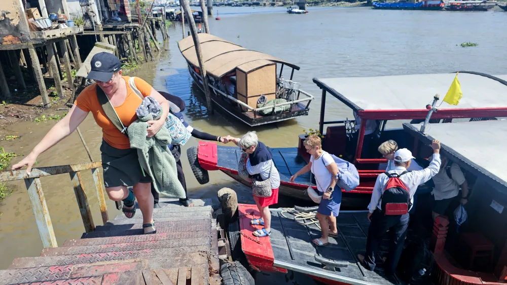 du khách quốc tế (1).jpg