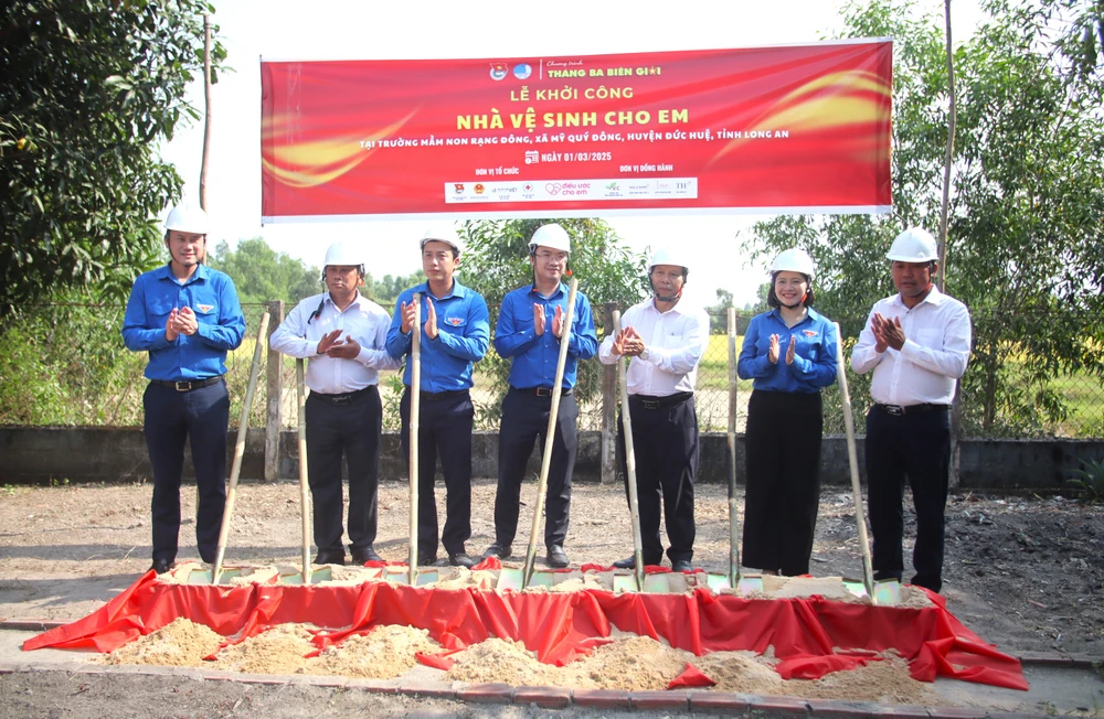 Tháng Ba biên giới.JPG