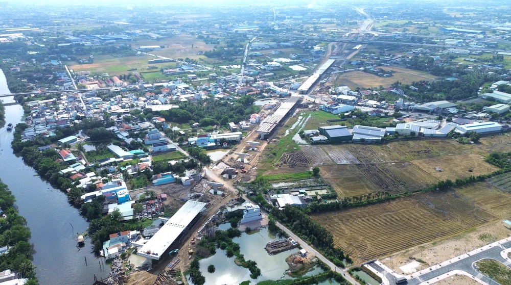 Công trình Vành đai 3 đoạn qua tỉnh Long An đang tăng tốc, cả ba gói thầu được các công nhân tích cực thi công. Ảnh: HD vành đai 3 5.JPG
