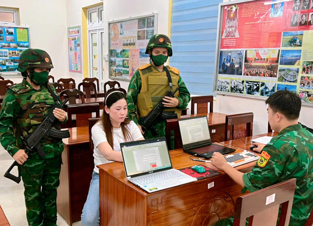 Yến bị bắt giữ tại Đồn Biên phòng Cửa khẩu Quốc tế Bình Hiệp. Ảnh: BPLA trốn truy nã 1.jpg