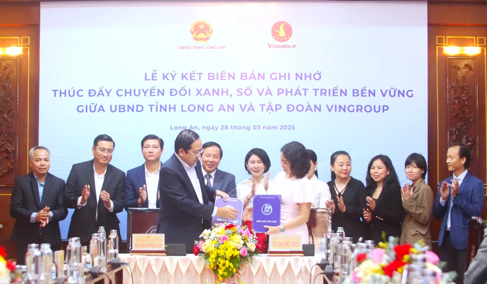 Tỉnh Long An và Tập đoàn Vingroup ký kết biên bản ghi nhớ thúc đẩy chuyển đổi xanh. Ảnh: HD chuyển đổi xanh 1.JPG