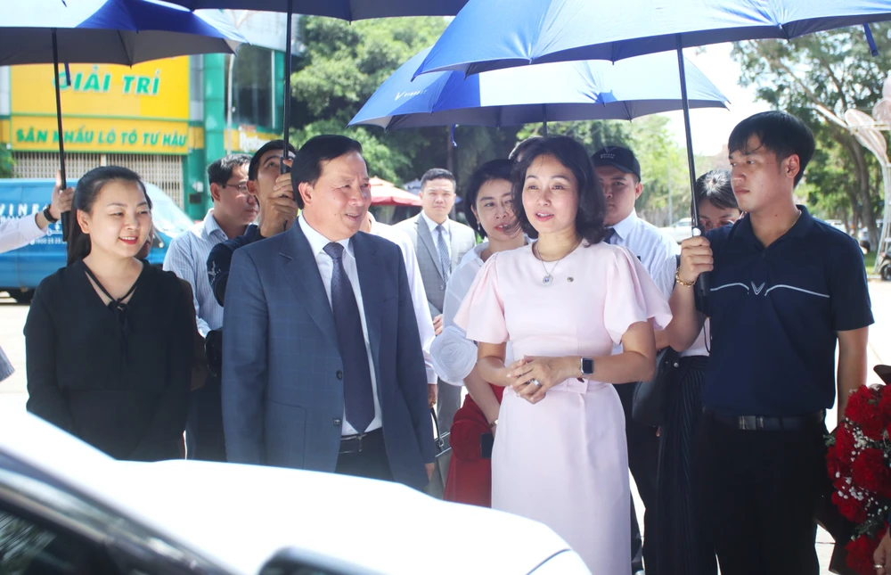 Ông Nguyễn Văn Út, Chủ tịch UBND tỉnh Long An và bà Lê Thị Thu Thủy, Phó Chủ tịch Tập đoàn Vingroup tham quan điểm trưng bày xe Vinfast tại công viên TP Tân An. Ảnh: HUỲNH DU chuyển đổi xanh 4.JPG