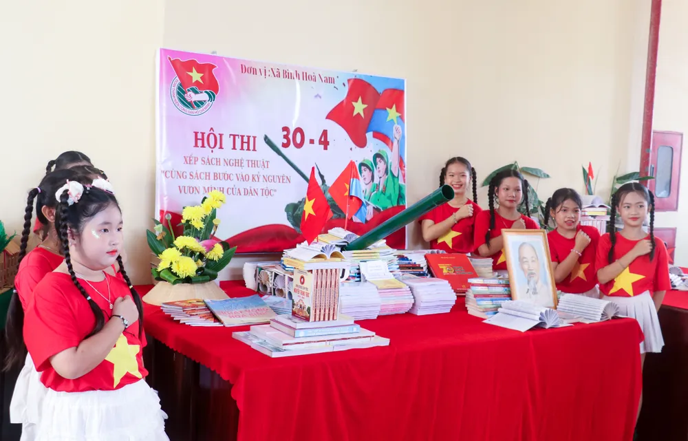 Lễ phát động đã thu hút nhiều cán bộ, công nhân viên chức, học sinh... đến tham quan và đọc sách. Ảnh: HD văn hóa đọc (2).jpg