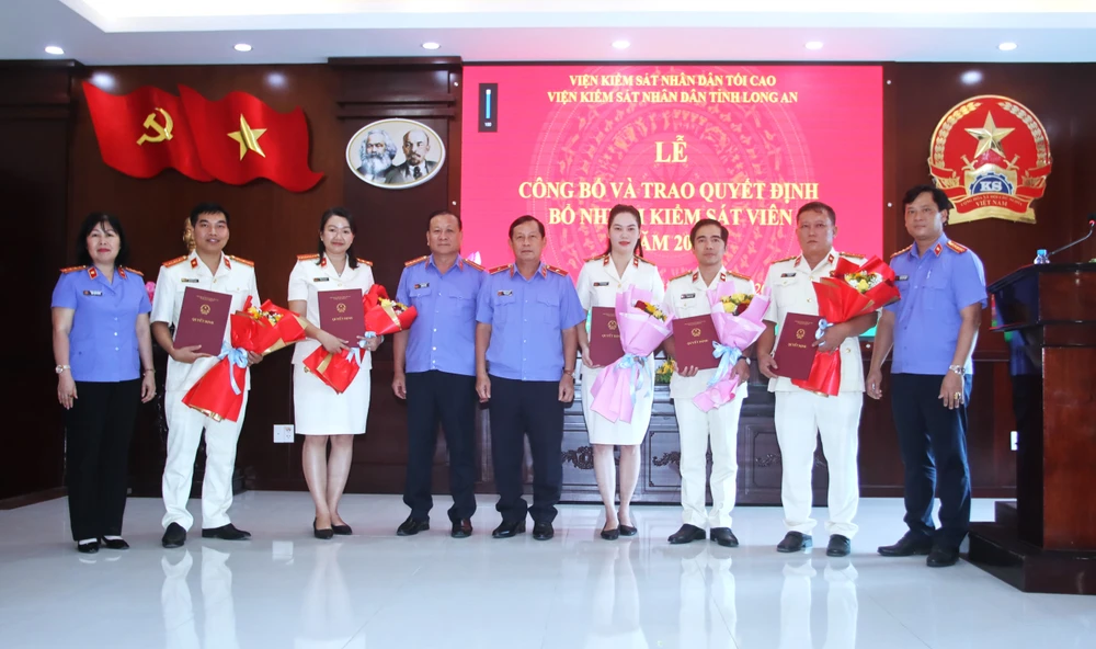 Viện trưởng VKSND tỉnh Long An 2.JPG