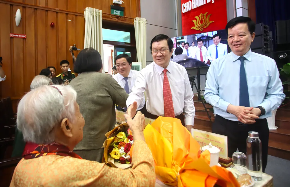 Nguyên Chủ tịch nước Trương Tấn Sang, Phó Thủ tướng Mai Văn Chính thăm hỏi tặng hoa các Mẹ Việt Nam anh hùng. Ảnh: HD Trưởng ban Tuyên giáo và Dân vận Trung ương 2.JPG