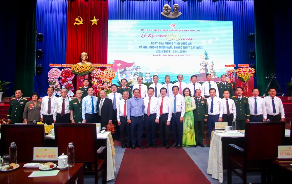 Các đại biểu chụp ảnh lưu niệm tại buổi lễ. Ảnh: HUỲNH DU Trưởng ban Tuyên giáo và Dân vận Trung ương 5.JPG