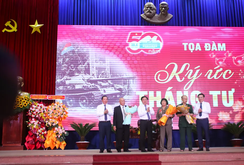 Lãnh đạo Tỉnh ủy Long An tặng hoa tri ân các nhân chứng nhân lịch sử tham gia chương trình tọa đàm ký ức tháng tư. Ảnh: HUỲNH DU Trưởng ban Tuyên giáo và Dân vận Trung ương 7.JPG