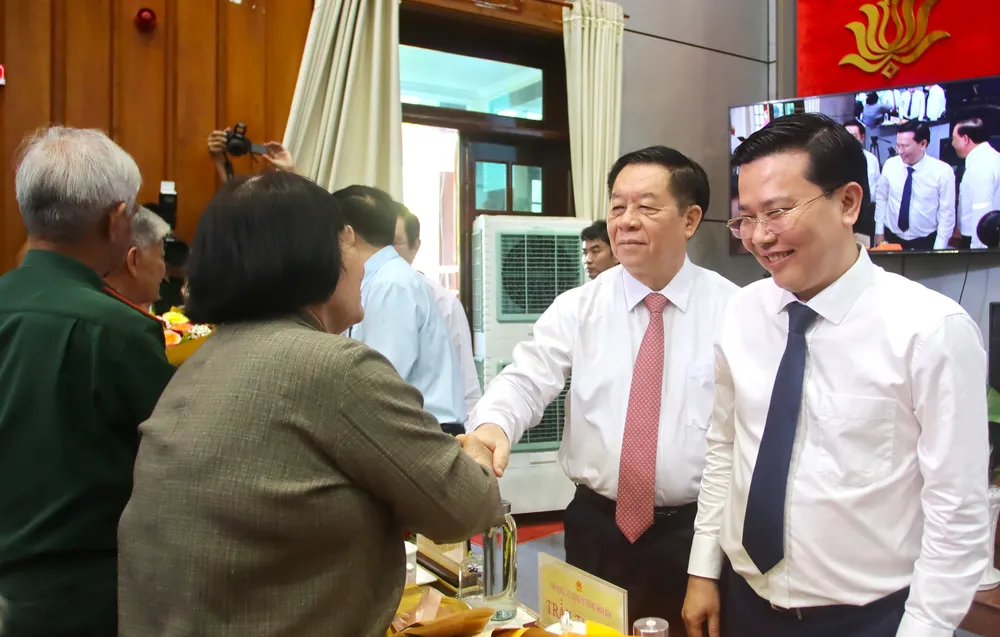 Ông Nguyễn Trọng Nghĩa, Uỷ viên Bộ Chính trị, Bí thư Trung ương Đảng, Trưởng ban Tuyên giáo và Dân vận Trung ương thăm hỏi Anh hùng lực lượng vũ trang nhân dân Trần Thị Sửa. Ảnh: HUỲNH DU Trưởng ban Tuyên giáo và Dân vận Trung ương .JPG