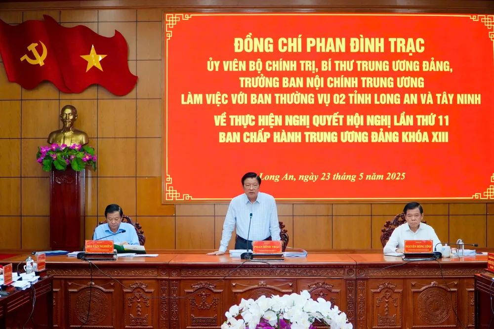 Ông Phan Đình Trạc, Trưởng Ban Nội chính Trung ương làm việc với Ban Thường vụ Tỉnh ủy Long An và Tây Ninh. Ảnh: HP sáp nhập tỉnh Long An (1).jpg