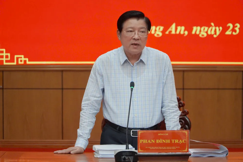 Ông Phan Đình Trạc, Trưởng Ban Nội chính Trung ương phát biểu chỉ đạo việc sáp nhập tỉnh Long An với Tây Ninh. Ảnh: HP sáp nhập tỉnh Long An (2).jpg