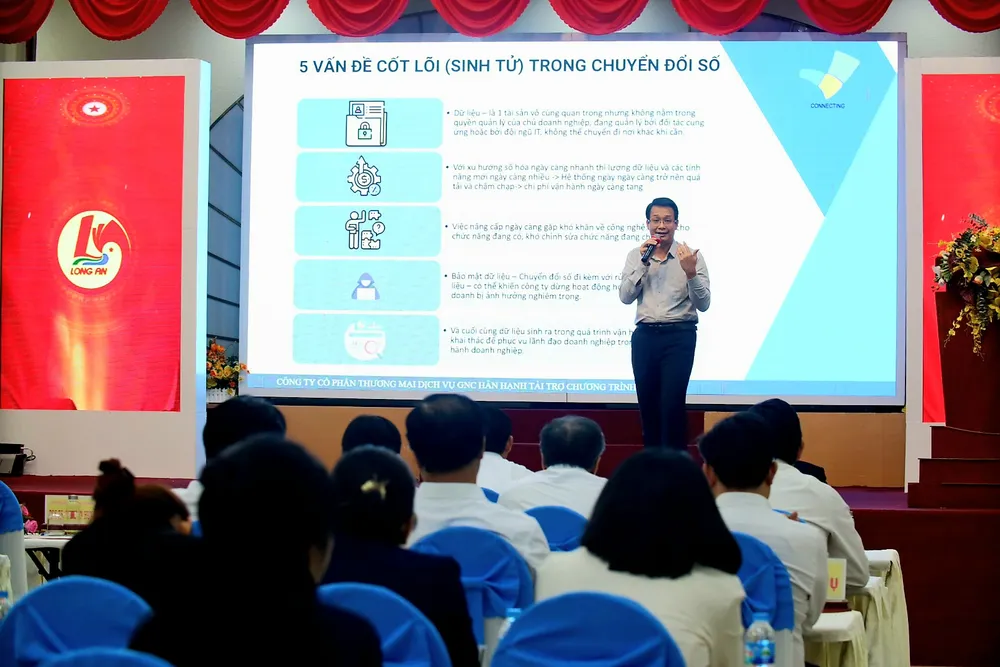 Ông Phan Anh Linh, Trung tâm Chuyển đổi số và Công nghệ Xuất bản - Hội Xuất bản Việt Nam trình bày tham luận. Ảnh: HD 1000071124.jpg
