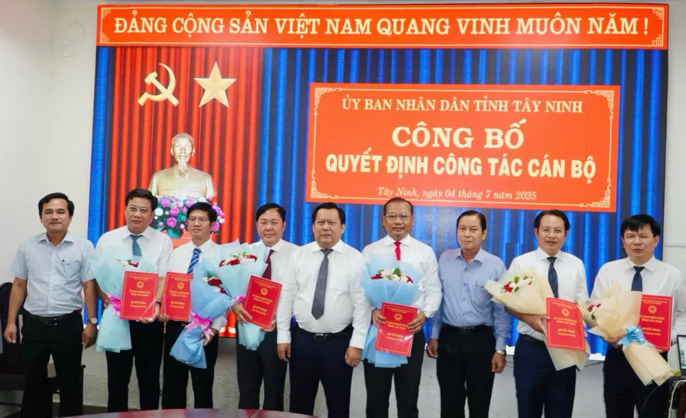 Lãnh đạo UBND tỉnh Tây Ninh trao quyết định công tác cán bộ cho lãnh đạo Ban Quản lý Khu kinh tế tỉnh. Ảnh: HP khu công nghiệp 3.jpg