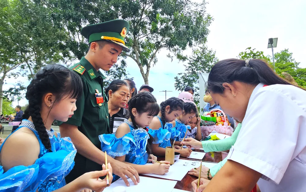 đồng hành với học sinh biên giới 1.jpg