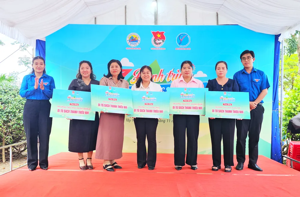 đồng hành với học sinh biên giới 11.jpg