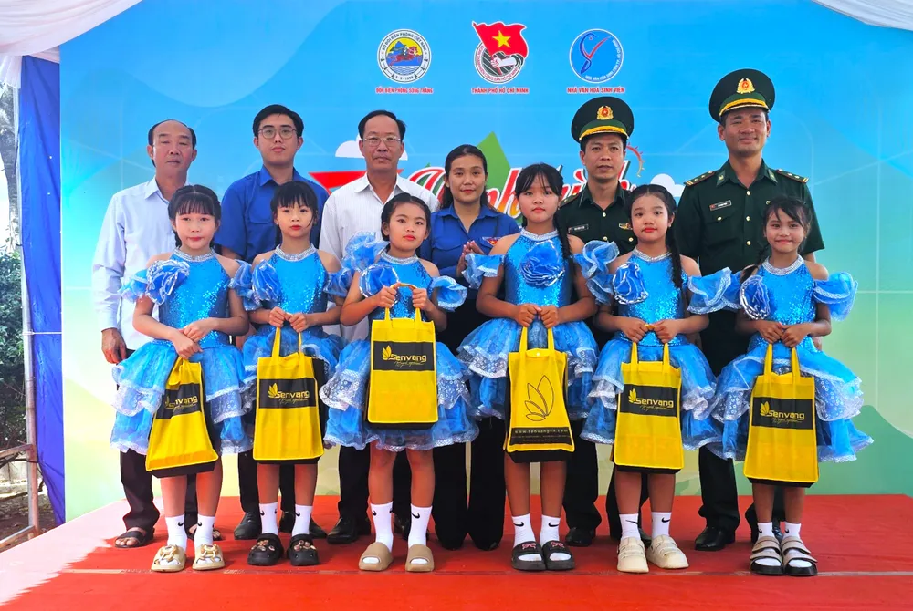 đồng hành với học sinh biên giới 12.jpg