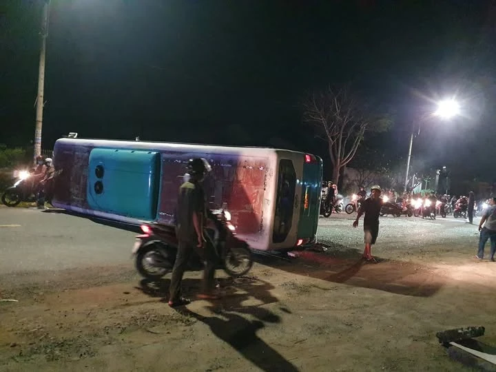 xe chở công nhân 1.jpg