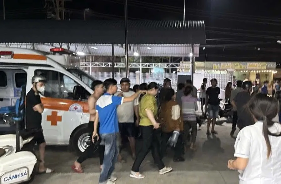 xe chở công nhân 3.jpg