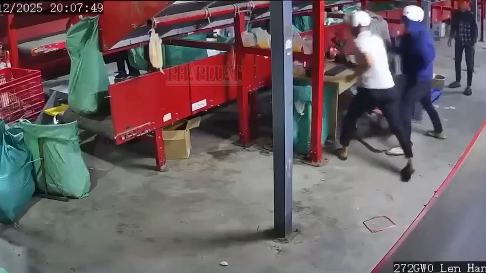 hai nhân viên cũ.jpg