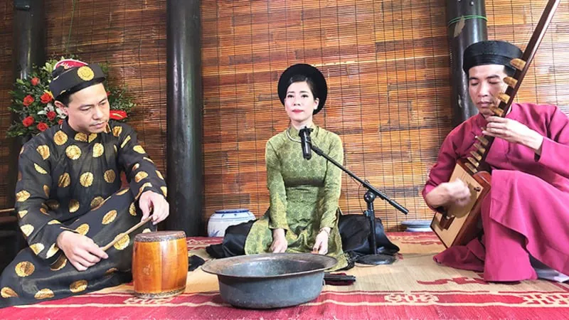 Một buổi hát Ả Đào (ca trù) gồm có ba thành phần chính: Đào nương hát và sử dụng bộ phách gõ lấy nhịp, kép nam chơi đàn đáy phụ họa theo tiếng hát, người đánh trống chầu. Ảnh: Internet Một buổi hát Ả Đào (ca trù) gồm có ba thành phần chính: Đào nương hát và sử dụng bộ phách gõ lấy nhịp, kép nam chơi đàn đáy phụ họa theo tiếng hát, người đánh trống chầu. Ảnh: Internet