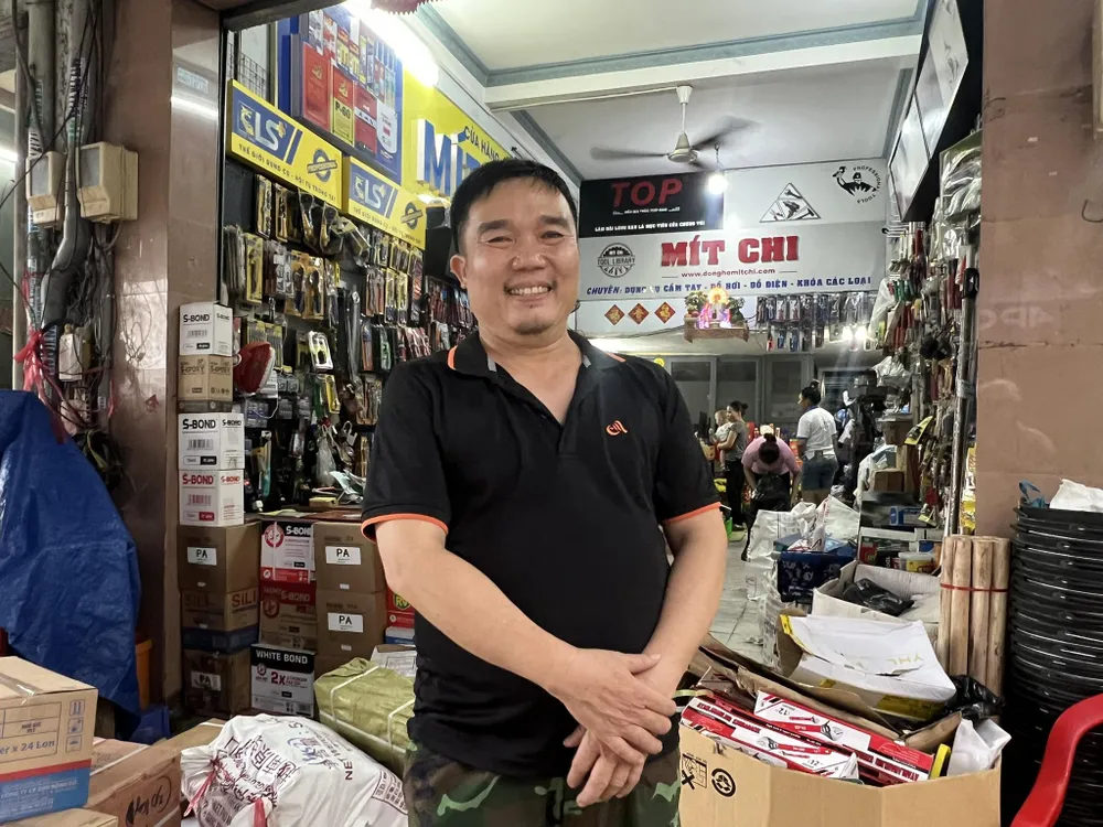 Anh Dương Ngọc Hùng (52 tuổi, kinh doanh hàng kim khí), người rải tiền cho biết: "Năm nay tôi chuẩn bị khoảng 3 triệu đồng tiền lẻ để rải sau khi làm lễ. Thường thì người ta nghĩ cúng cô hồn là chuyện mê tín dị đoan, gây phản cảm cho xã hội. Nhưng tôi chỉ hi vọng anh em lao động giải trí sau những ngày làm việc vất vả".