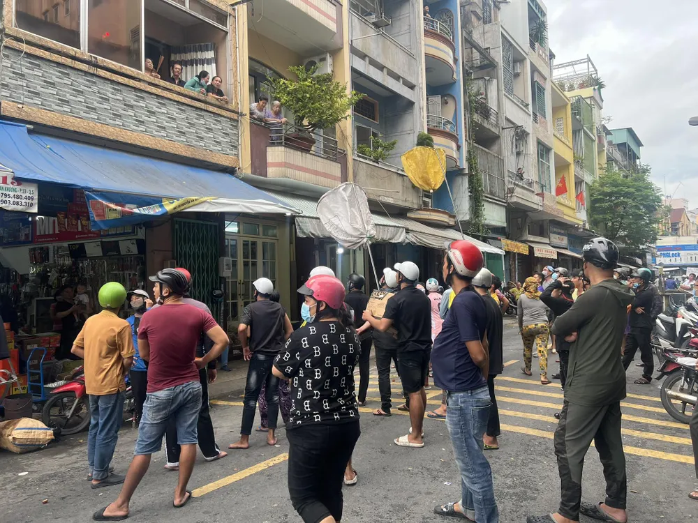 Khoảng 16h ngày 31-8 (16-7 âm lịch), nhiều gia đình, hộ kinh doanh tại khu vực Chợ Lớn (quận 5, TP.HCM) đã tổ chức Lễ cúng cô hồn theo phong tục truyền thống. Theo quan niệm người xưa, cúng cô hồn để giúp đỡ các linh hồn lang thang, đói khát, tránh cho gia chủ bị ma quỷ quấy phá.