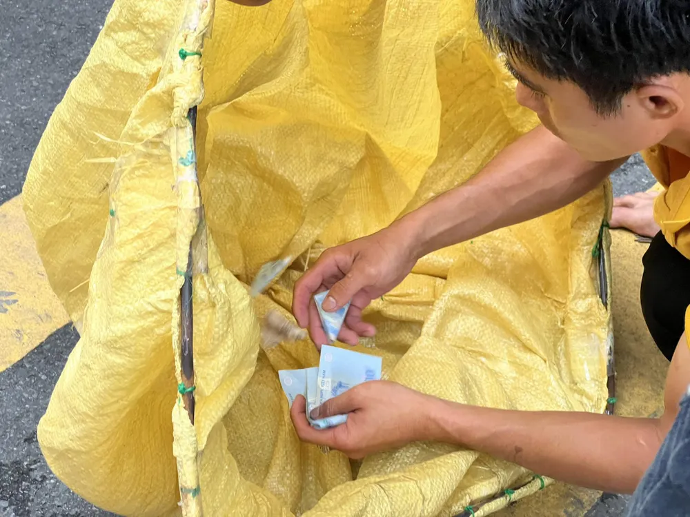 "Cuộc chiến" cô hồn kết thúc, người cầm bao đựng "chiến lợi phẩm" bắt đầu kiểm tra "thành quả" sau những màn giành giật tiền gay cấn.