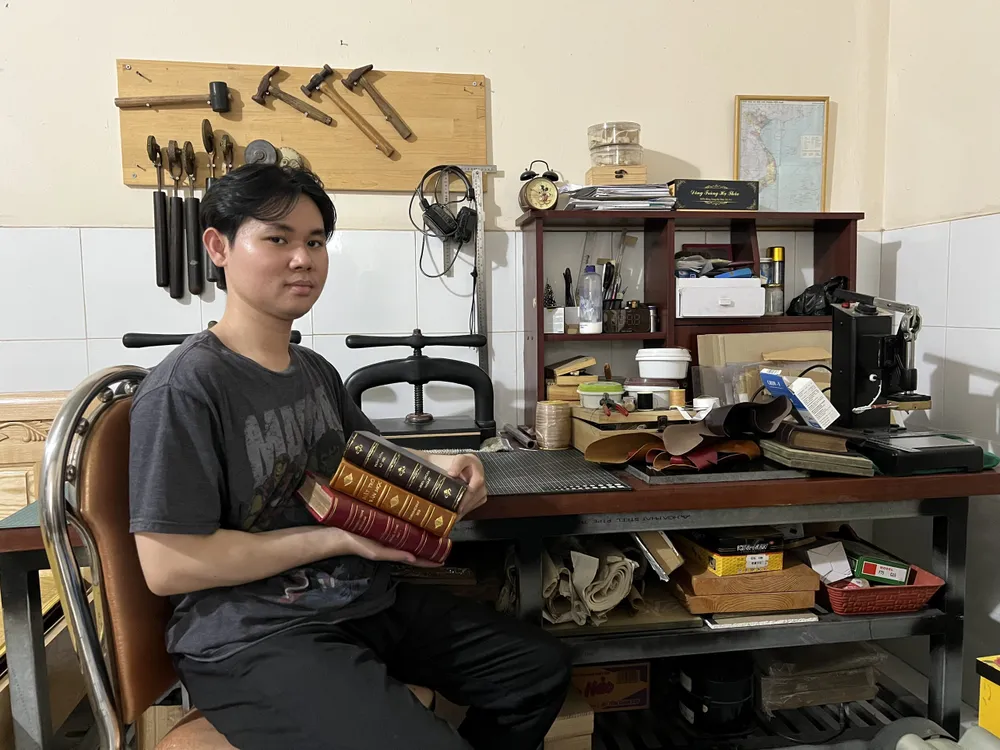 Anh Đinh Văn Tài hiện đang làm công việc đóng bìa sách theo phong cách châu Âu tại TP.Biên Hòa.
