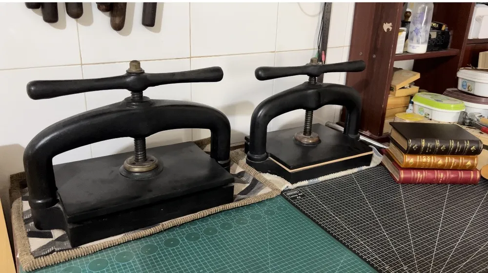 Máy ép sách còn giúp tạo ra độ cứng cho bìa, giúp sách không bị cong và giữ được dáng dấp gọn gàng.