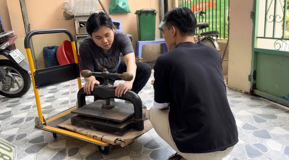 Anh Tài giới thiệu về lịch sử, công dụng của máy ép sách to nhất đang sở hữu đến bạn bè.