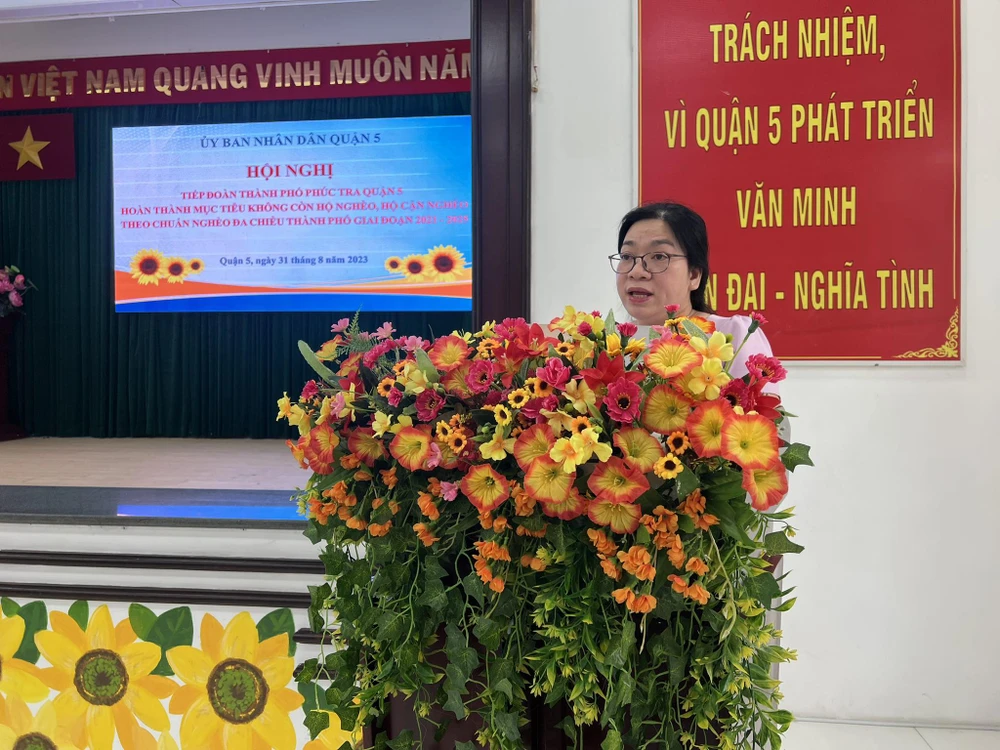 Bà Nguyễn Thị Hồng Hà, Chánh Văn phòng Ban chỉ đạo chương trình Giảm nghèo bền vững TP, Phó Trưởng đoàn phổ biến nội dung và cách thức phúc tra tại Quận 5. Ảnh: QUỐC HƯƠNG.