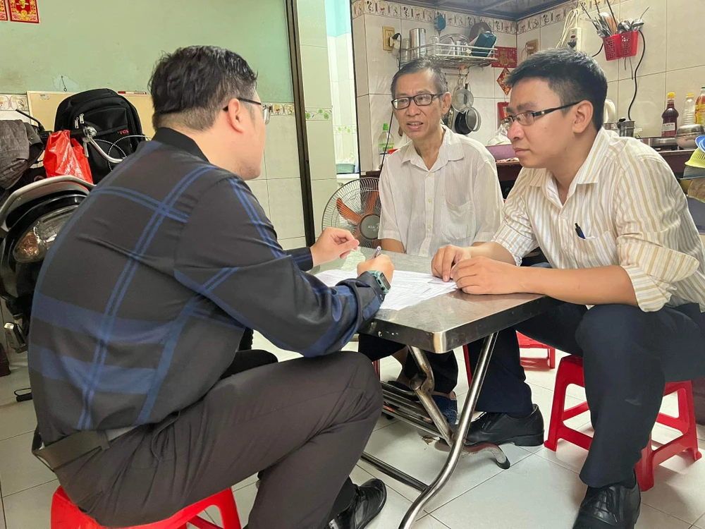 Tổ công tác tiến hành rà soát quá trình thoát hộ cận nghèo tại nhà ông Lưu Tinh (người ngồi giữa). Ảnh: QUỐC HƯƠNG.