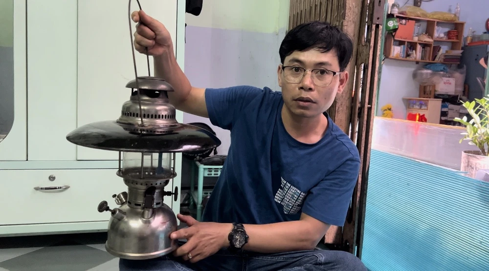 Anh Phan Thanh Trung vừa sưu tầm và sửa chữa đèn măng xông tại TP.HCM.