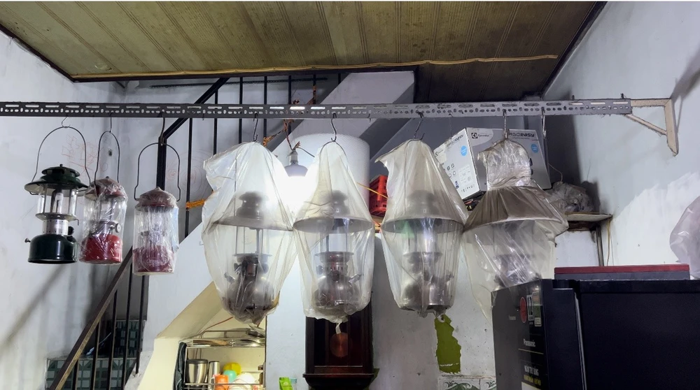 Những cây đèn được treo lên cao và được bảo quản bọc kín trong túi ni lông.