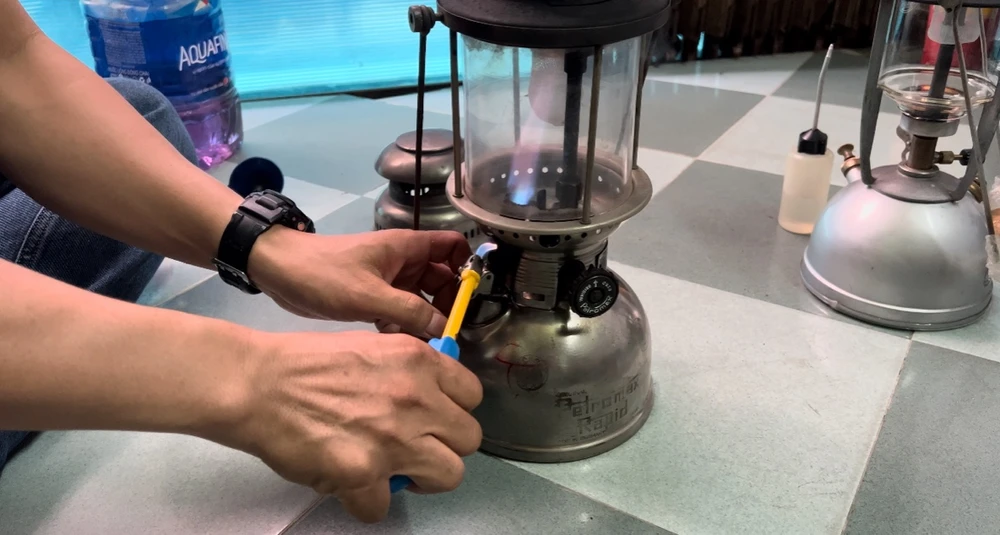 Sau khi kiểm tra, anh Trung mồi lửa khởi động đèn măng xông.