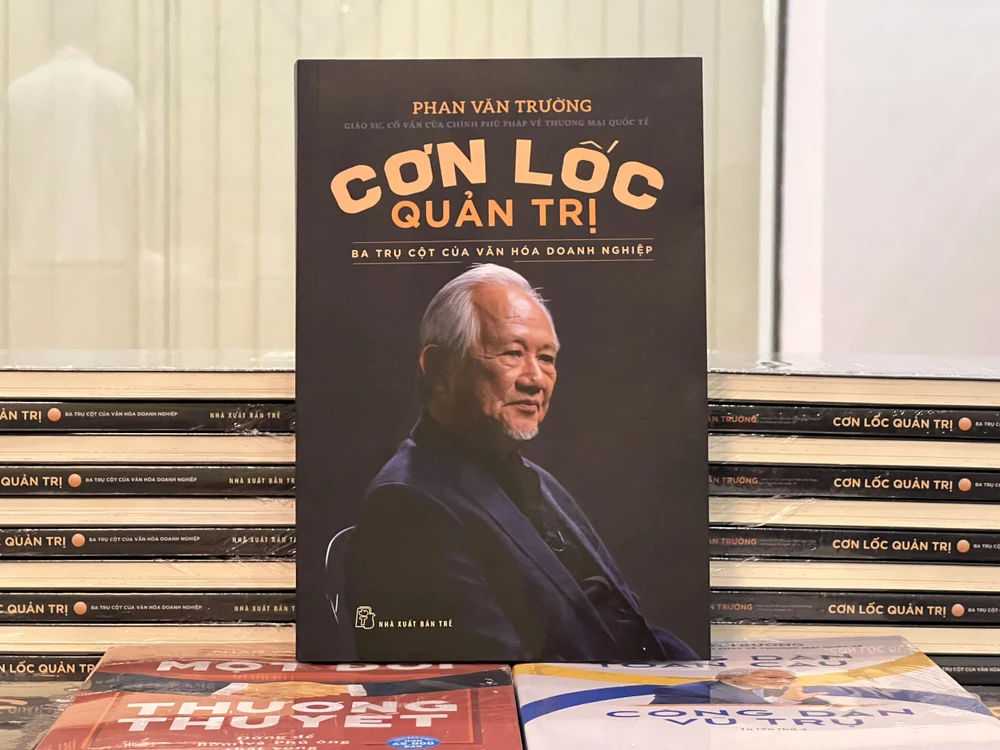 Lý giải về cách đặt tên sách chứa cụm từ "Cơn lốc văn hóa", GS Phan Văn Trường cho biết: "Một cơn lốc đến sẽ quét sạch mọi thứ đang hiện diện trên con đường nó đi qua. Trong doanh nghiệp, cơn lốc đó không mang ý nghĩa tiêu cực mà chỉ nhằm thanh lọc những người không có khả năng, và rộng hơn, cơn lốc đó còn đem đến cho tổ chức những người tài giỏi nữa. Tôi gọi đó là cơn lốc văn hóa".