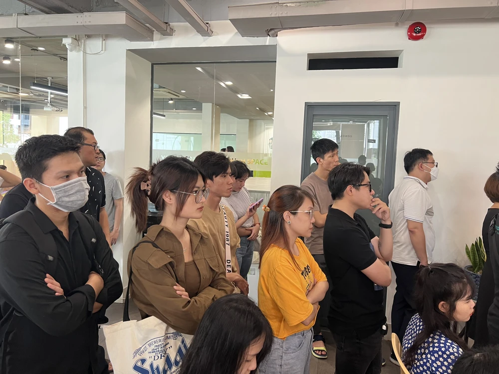 Buổi giao lưu có hơn 300 người tham dự, đa phần là các bạn trẻ mong nhận được lời khuyên về phương pháp quản trị từ GS Phan Văn Trường.