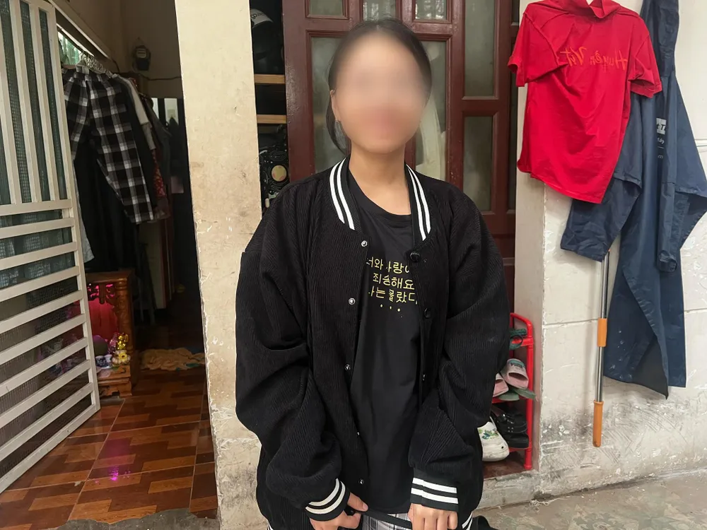 Sự việc xảy ra gần 1 tháng nhưng em LTBM (ngụ quận 3) vẫn chưa hết bàng hoàng. “Đến hôm nay em đã thấy ổn nhưng lâu lâu vẫn còn thấy hơi nhức đầu. Em sợ lắm, không dám đi ra đường vì sợ trả thù” – em M. thều thào nói. Ảnh: QUỐC HƯƠNG Sự việc xảy ra gần 1 tháng nhưng em LTBM (ngụ quận 3) vẫn chưa hết bàng hoàng. “Đến hôm nay em đã thấy ổn nhưng lâu lâu vẫn còn thấy hơi nhức đầu. Em sợ lắm, không dám đi ra đường vì sợ trả thù” – em M. thều thào nói. Ảnh: QUỐC HƯƠNG