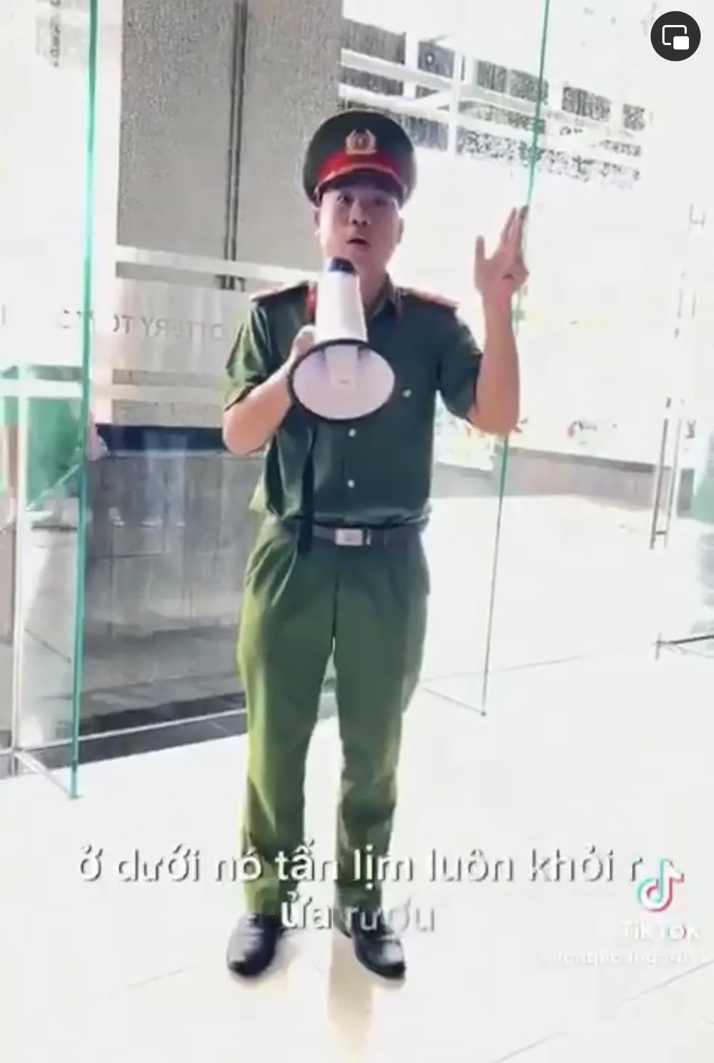 Thiếu tá Đỗ Tấn Tài, cán bộ Đội Cảnh sát PCCC&CNCH Công an quận 5 là nhân vật chính trong clip hướng dẫn phòng cháy chữa cháy tại tòa nhà 77 Trần Nhân Tôn. Ảnh: CHỤP MÀN HÌNH. g4.jpg