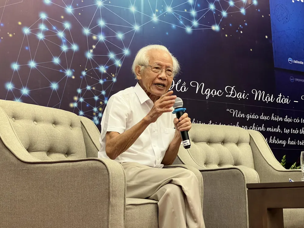 GS Hồ Ngọc Đại chia sẻ tại lễ ra mắt sách. d2.jpg