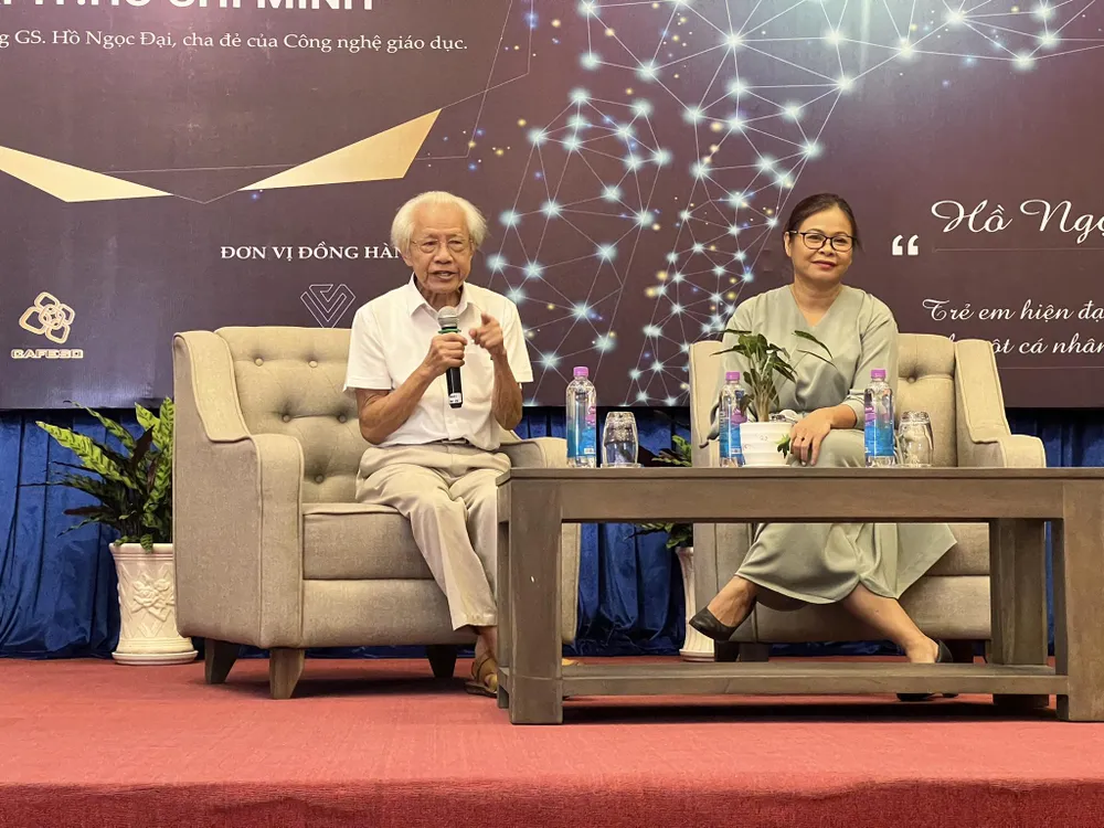 Theo GS Hồ Ngọc Đại, giáo dục là một quá trình hai chiều, mà vai trò của thầy giáo và học sinh đều đóng góp vào sự phát triển toàn diện của nhau. d7-1101-7894.jpg
